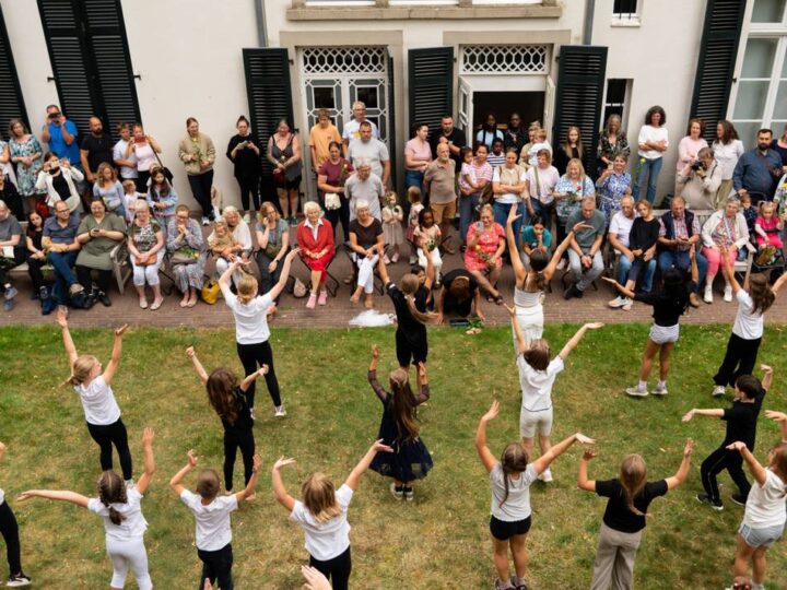 Aktiv im Museum Koekkoek: Wo die Stille tanzt – Wenn Kinder Kunst in Bewegung bringen