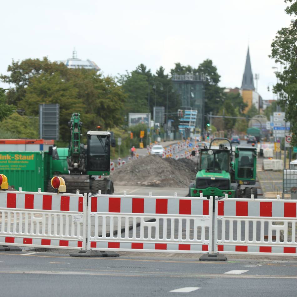 Am Wochenende in Leverkusen: Vollsperrung: Kreuzung Willy-Brandt-Ring/B8 ist dicht