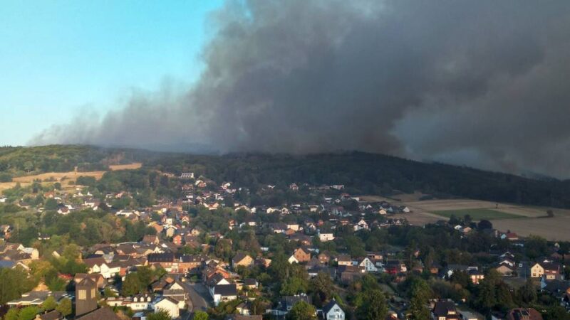 Alarmierung durch die Bezirksregierung : Feuerwehr unterstützt Brandbekämpfung in Hürtgenwald