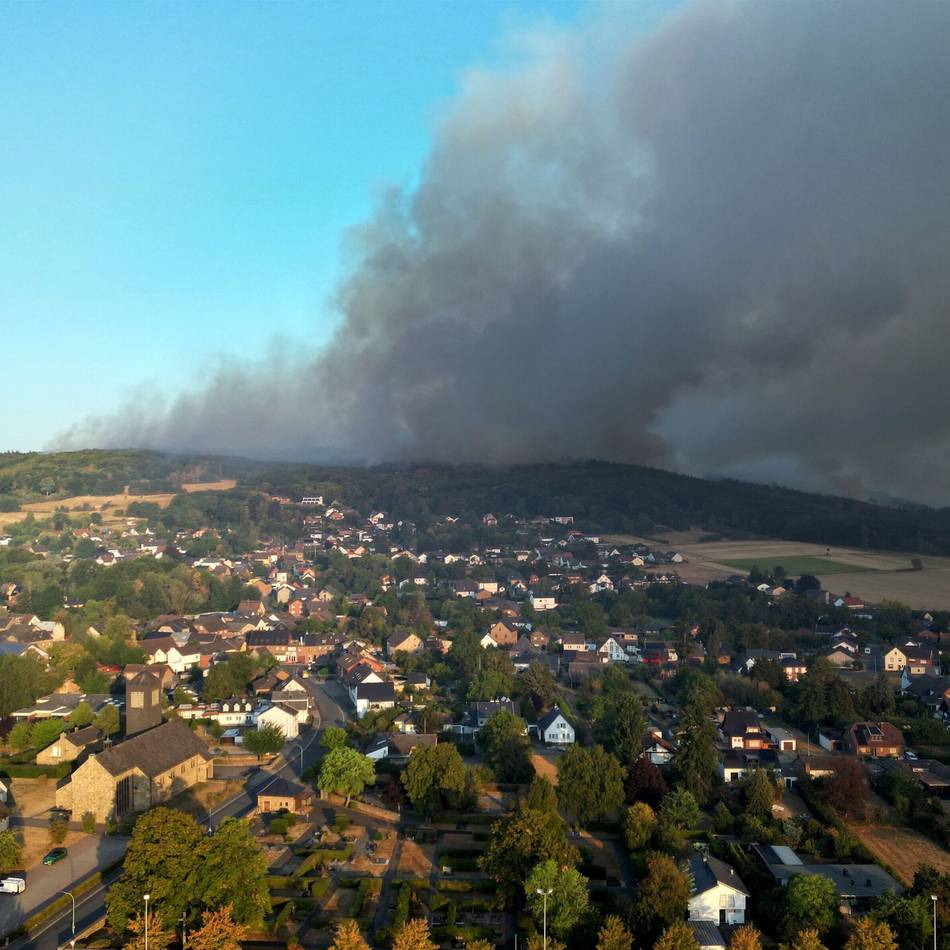 Alarmierung durch die Bezirksregierung : Feuerwehr unterstützt Brandbekämpfung in Hürtgenwald