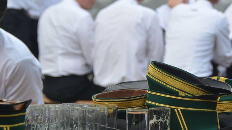 Oberstehrenabend in Neuss: Wegen Trockenheit – Stadt verschärft das Grillverbot im Stadtgarten