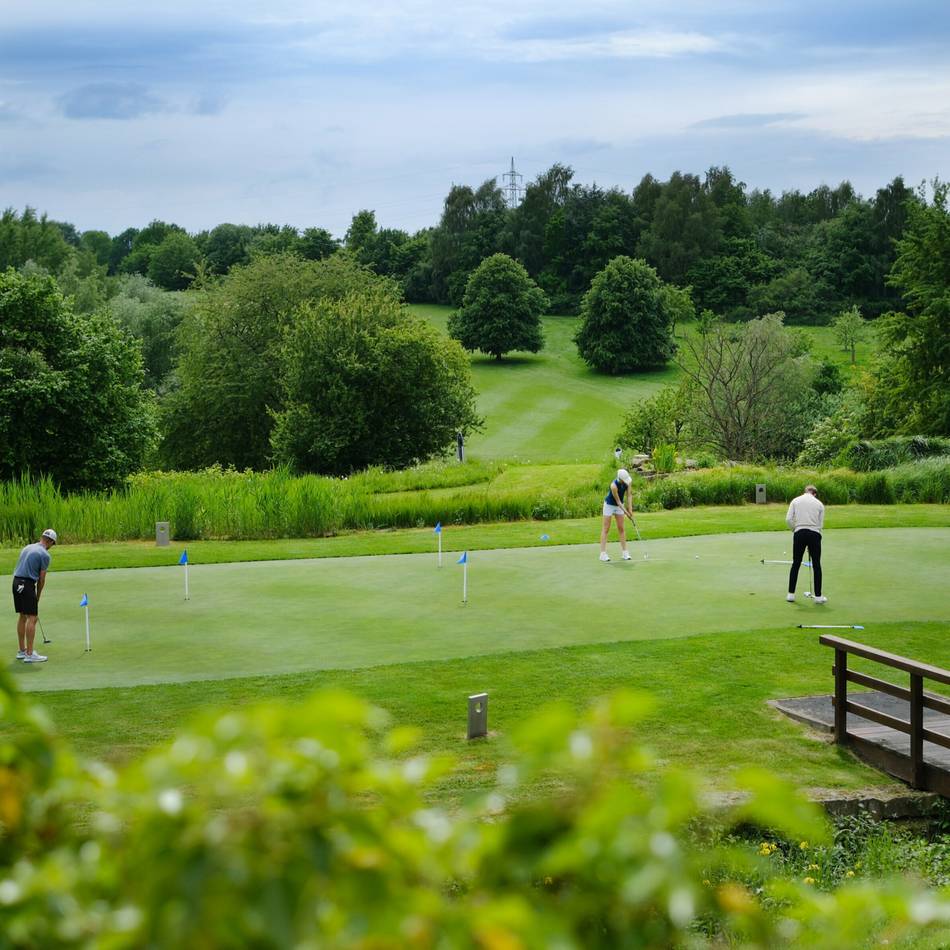 Benefiz-Golf in Heiligenhaus: Golfclub Hösel erspielt 1225 Euro für krebskranke Kinder