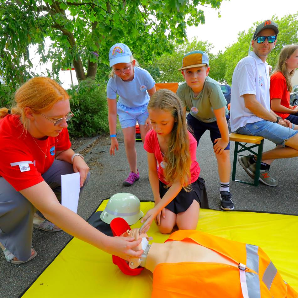 Ferienspiele in Alpen: Jugendrotkreuz bringt Kindern Erste Hilfe bei