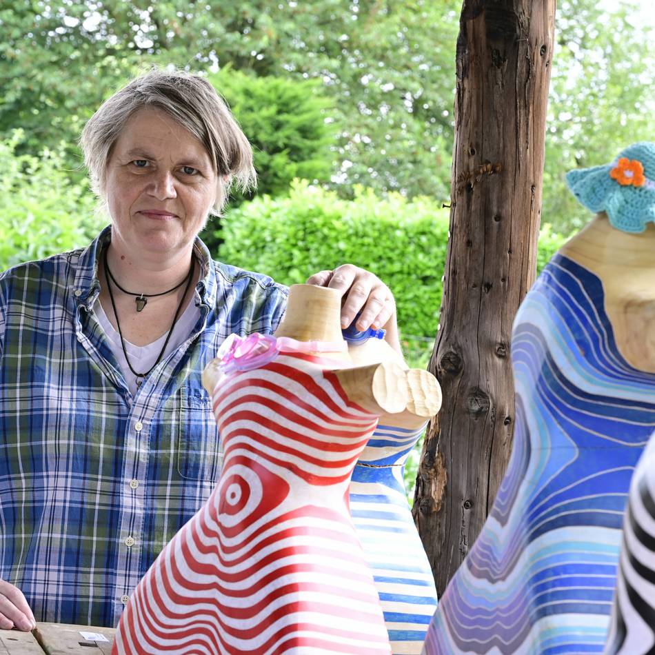 Ausstellung in Korschenbroich: „Kunst an der Kuhwiese“ im Bauerngarten von Sonja Kreutzer
