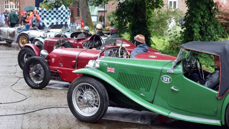 Oldtimer-Veranstaltung in Korschenbroich: Holpriger Start der Oldtimer-Tage am Rittergut Birkhof