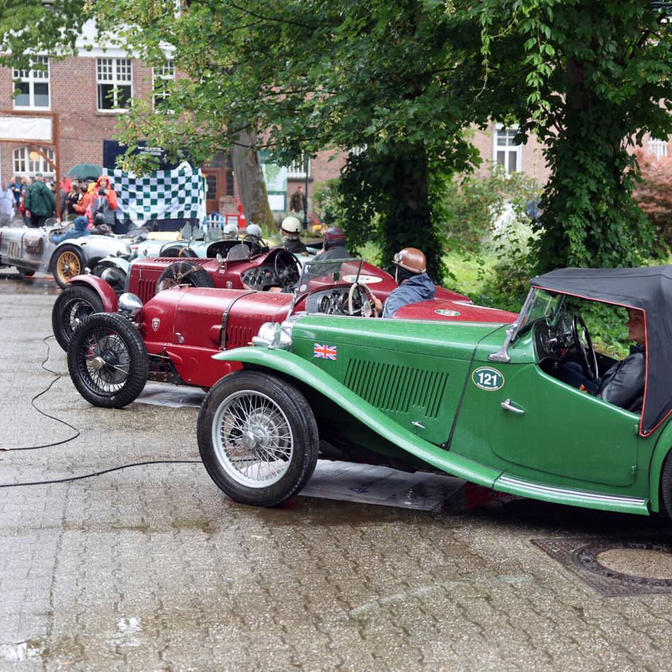 Oldtimer-Veranstaltung in Korschenbroich: Holpriger Start der Oldtimer-Tage am Rittergut Birkhof