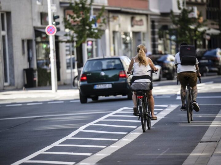 Verkehr in Düsseldorf: Zu schmaler Radweg auf der Friedrichstraße – so hat die Stadt jetzt reagiert