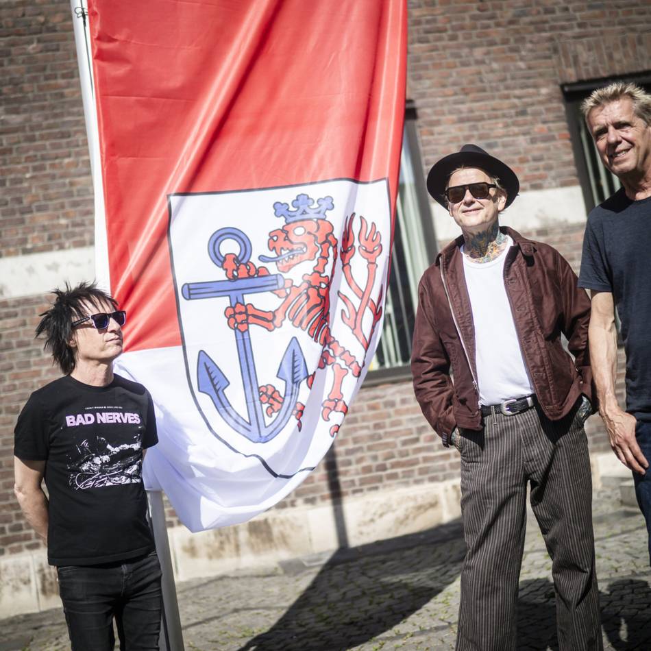 Für Housing First in Düsseldorf: Handsignierte Flaggen der Toten Hosen werden versteigert