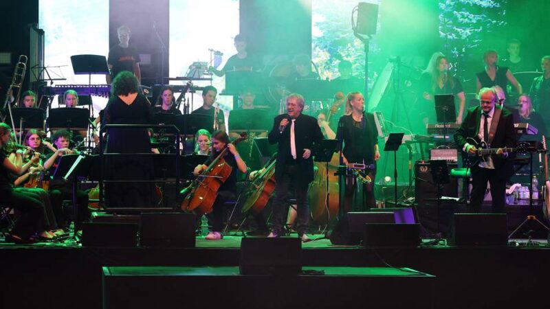 Musikhighlight in Mönchengladbach: Gäste tanzen mit „Fun and Friends“ gut gelaunt durch den Regen