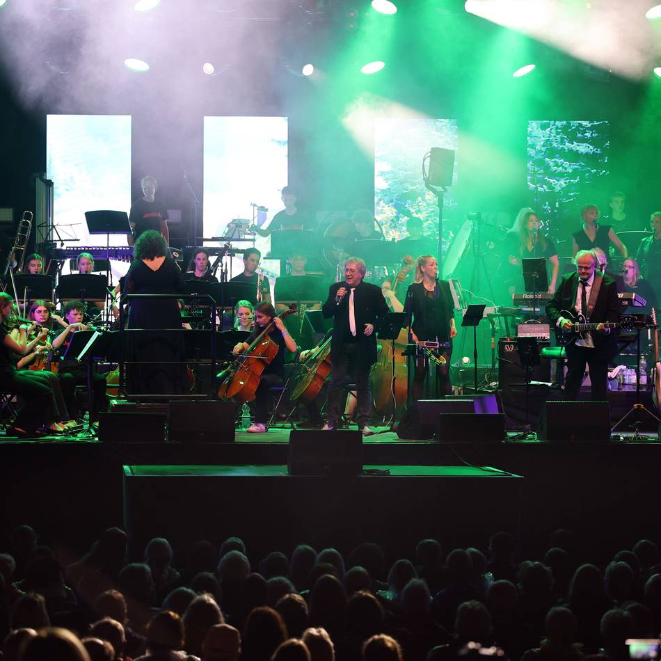 Musikhighlight in Mönchengladbach: Gäste tanzen mit „Fun and Friends“ gut gelaunt durch den Regen