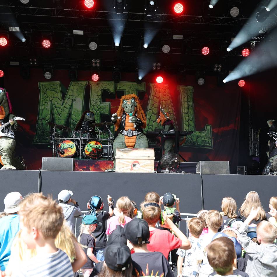 Auftritt von „Heavysaurus“: Dinos kapern Schloss Rheydt mit Pommes-Gabel