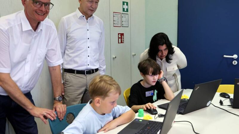 Sommerferienprogramm in Mönchengladbach: Junior Uni lädt Kinder in die Welt von Robotik und VR ein