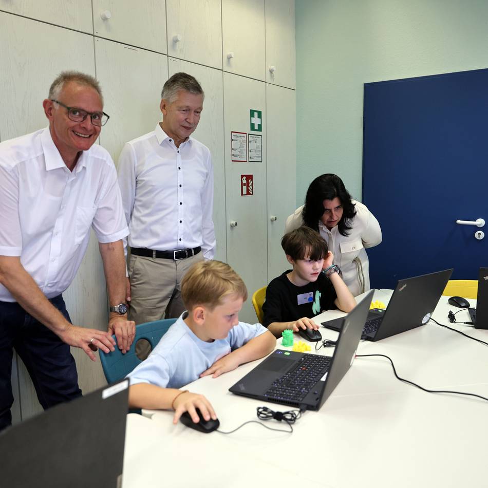 Sommerferienprogramm in Mönchengladbach: Junior Uni lädt Kinder in die Welt von Robotik und VR ein