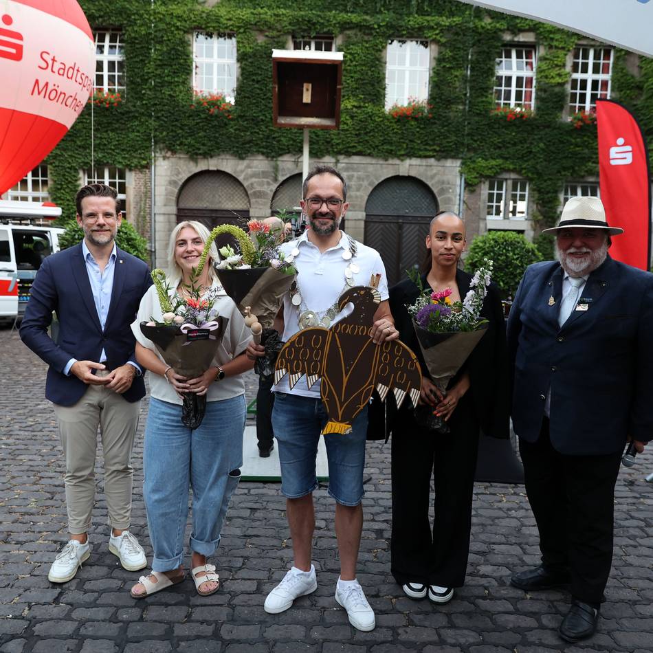 Brauchtum in Mönchengladbach: Ein Fotograf holte den Vogel ganz lässig herunter