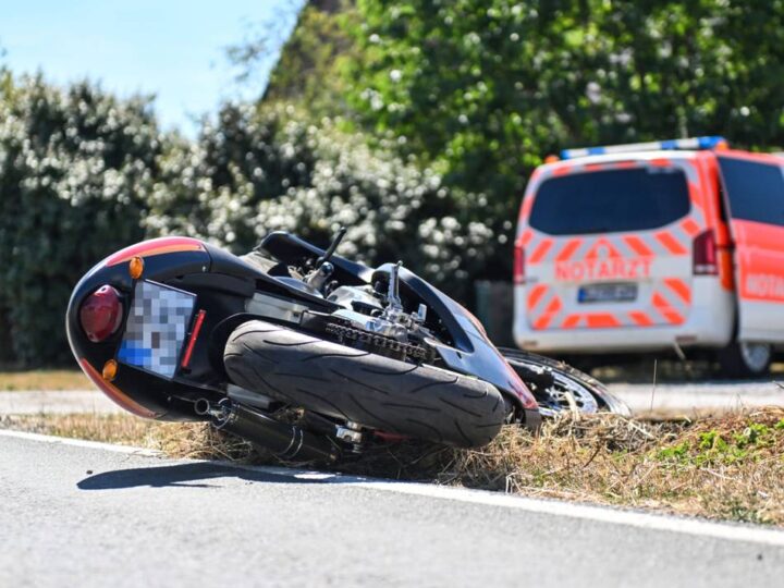 Hülmer Deich war gesperrt : Motorradfahrer stirbt bei Unfall in Weeze