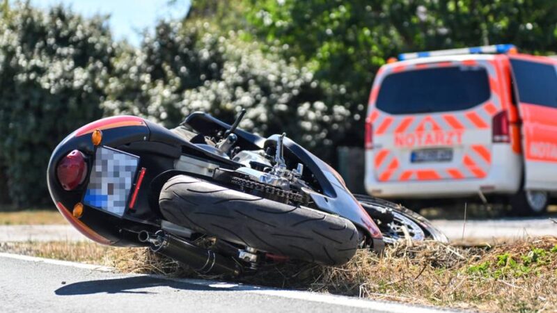 Hülmer Deich war gesperrt : Motorradfahrer stirbt bei Unfall in Weeze