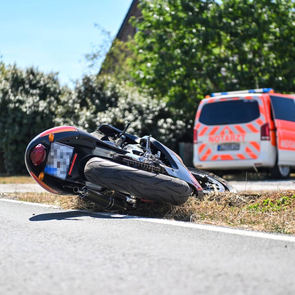 Hülmer Deich war gesperrt : Motorradfahrer stirbt bei Unfall in Weeze