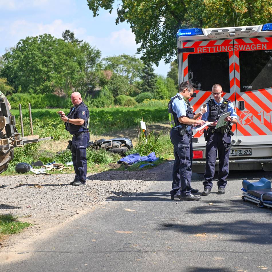 Unfall in Rheurdt-Kengen: Motorradfahrer nach Crash mit Ackerschlepper lebensgefährlich verletzt