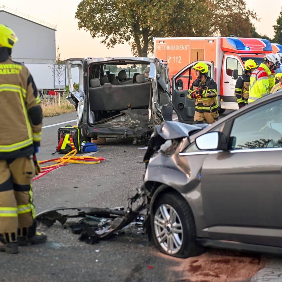 Zwei Schwerverletzte in Straelen: Unfall mit elf Personen – Zwei Menschen in Kleinbus eingeklemmt