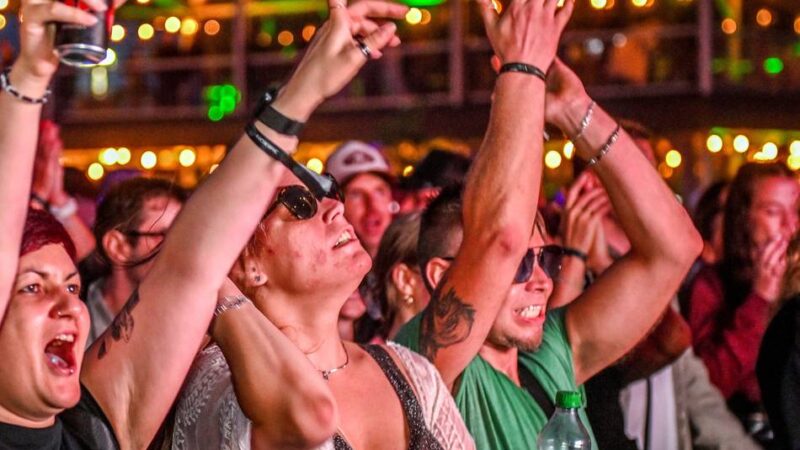 Techno-Festival in Kevelaer: Beste Stimmung bei Amphoria – Fans tanzen gegen den Regen an