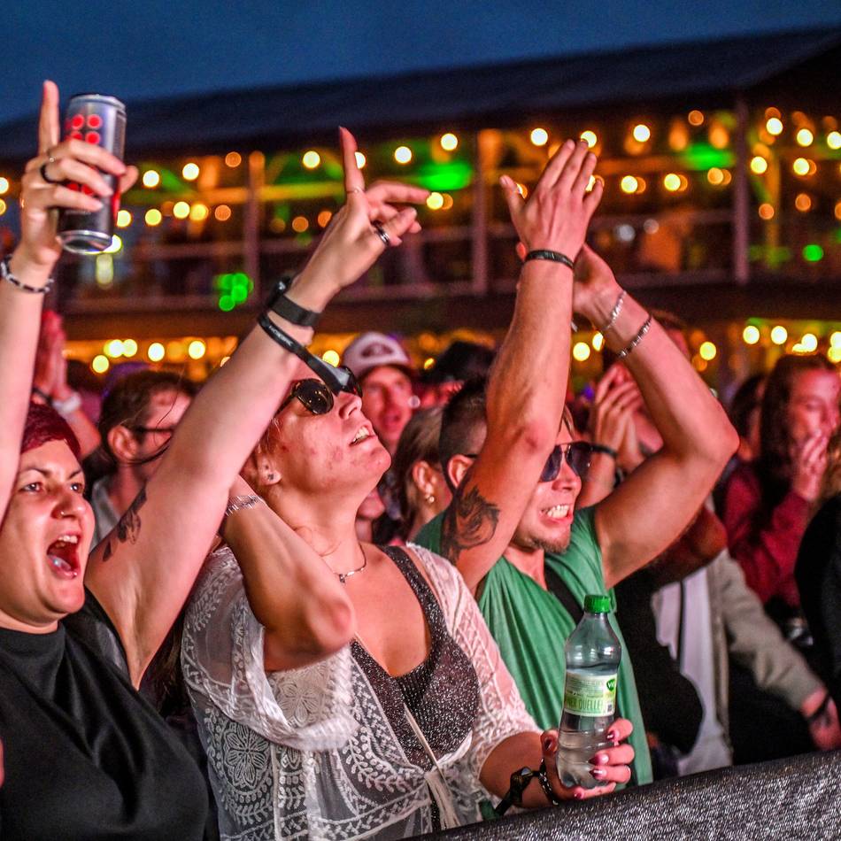 Techno-Festival in Kevelaer: Beste Stimmung bei Amphoria – Fans tanzen gegen den Regen an