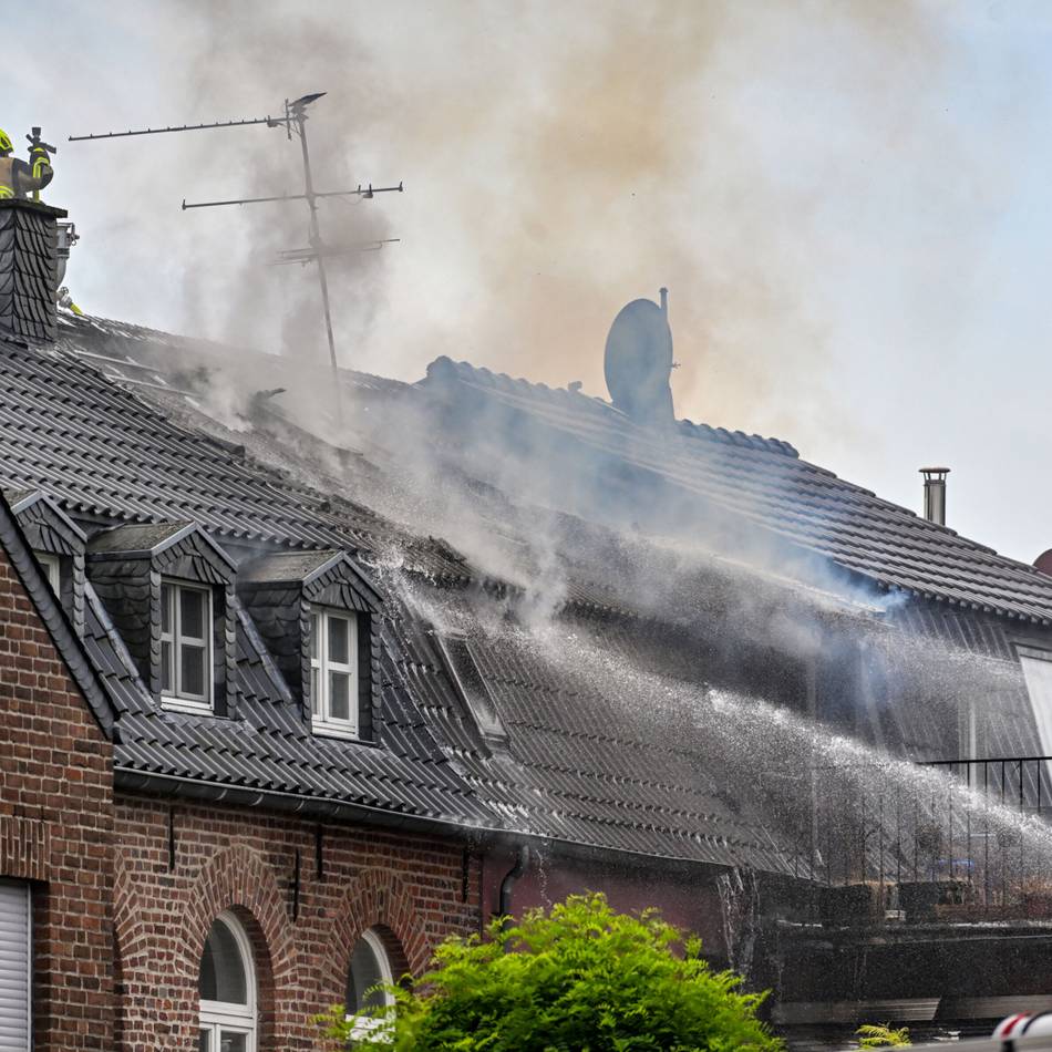 Eine Person verletzt: Haus mitten in der Straelener Innenstadt brennt