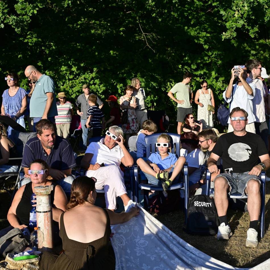 Partielle Sonnenfinsternis in Mönchengladbach: Der Mond schiebt sich vor die Sonne – und die Stadt schaut zu