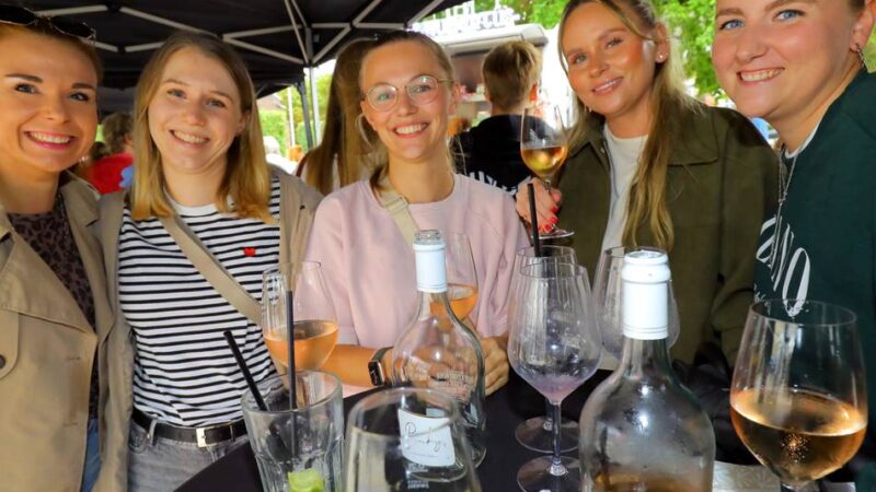 Wein, Musik und Genuss in Rheinberg: Weinfest bringt Leben auf den Großen Markt