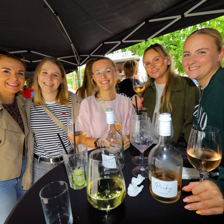 Wein, Musik und Genuss in Rheinberg: Weinfest bringt Leben auf den Großen Markt