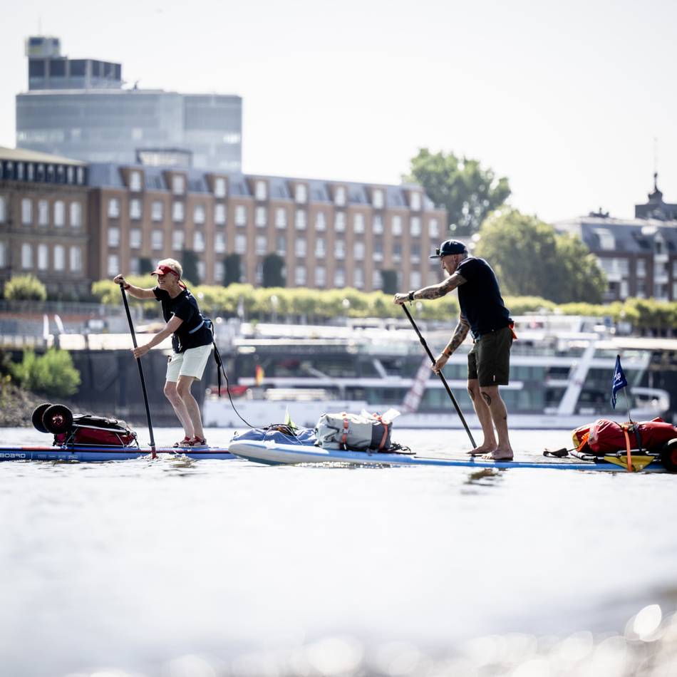 Stand-up-Paddle von Düsseldorf nach Emmerich: „Solange die Schiffe noch fahren können, können wir auch noch locker fahren“