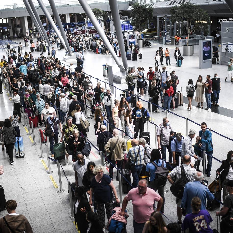 Kontrollen in Düsseldorf: Bundespolizei nimmt am Flughafen sechs gesuchte Personen fest und zieht Tausende Euro ein