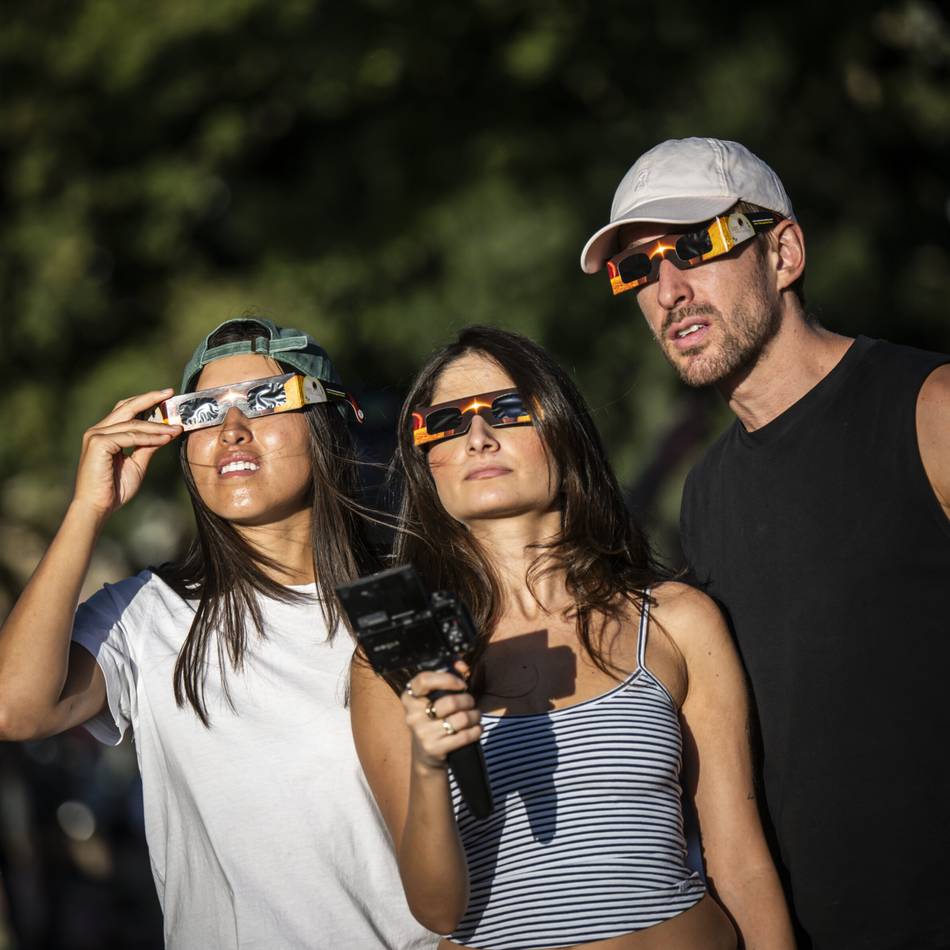 Spektakel am Mittwochabend: Tausende sehen die Sonnenfinsternis am Düsseldorfer Rheinufer