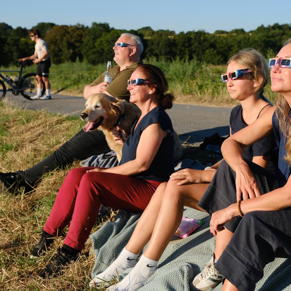 Partielle Sonnenfinsternis: Gemeinschaftsgucken auf dem Feld