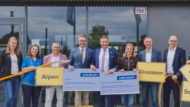 Förderbescheidübergabe in Moers: 18 Millionen Euro für schnelles Internet im Kreis Wesel