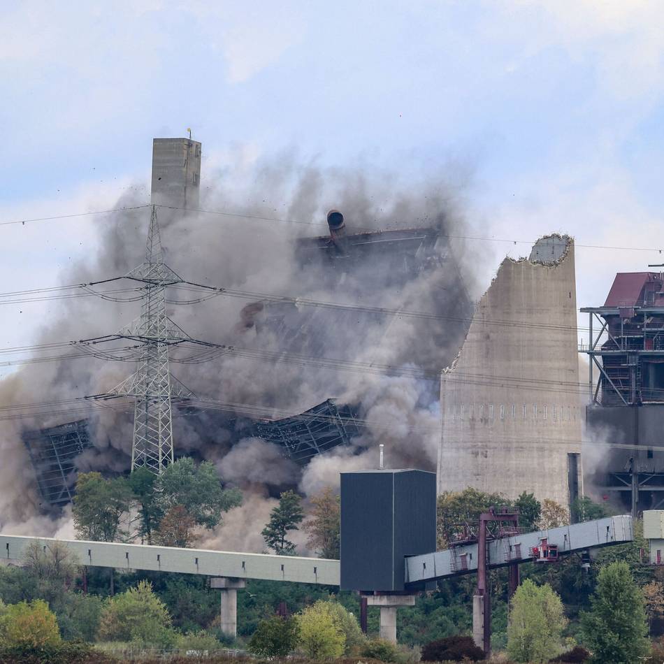 Ende einer Ära: Kesselhaus B des Kraftwerks Voerde gesprengt
