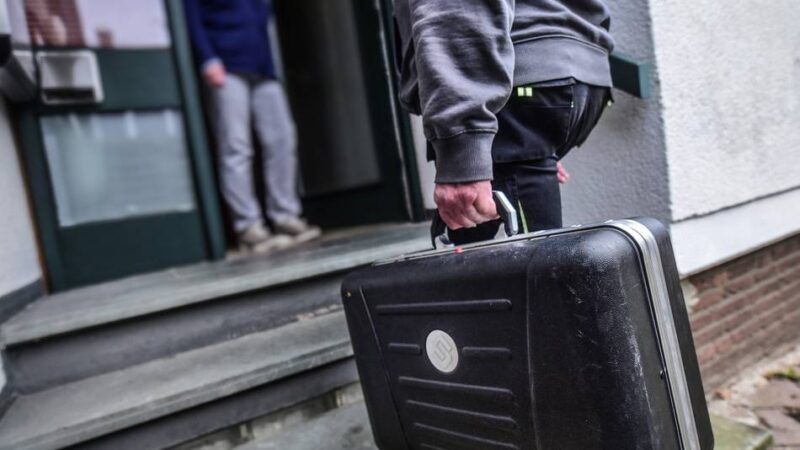 Polizei fahndet mit Täterbeschreibung: Falsche Wasserwerker bestehlen 86-Jährige in Meerbusch