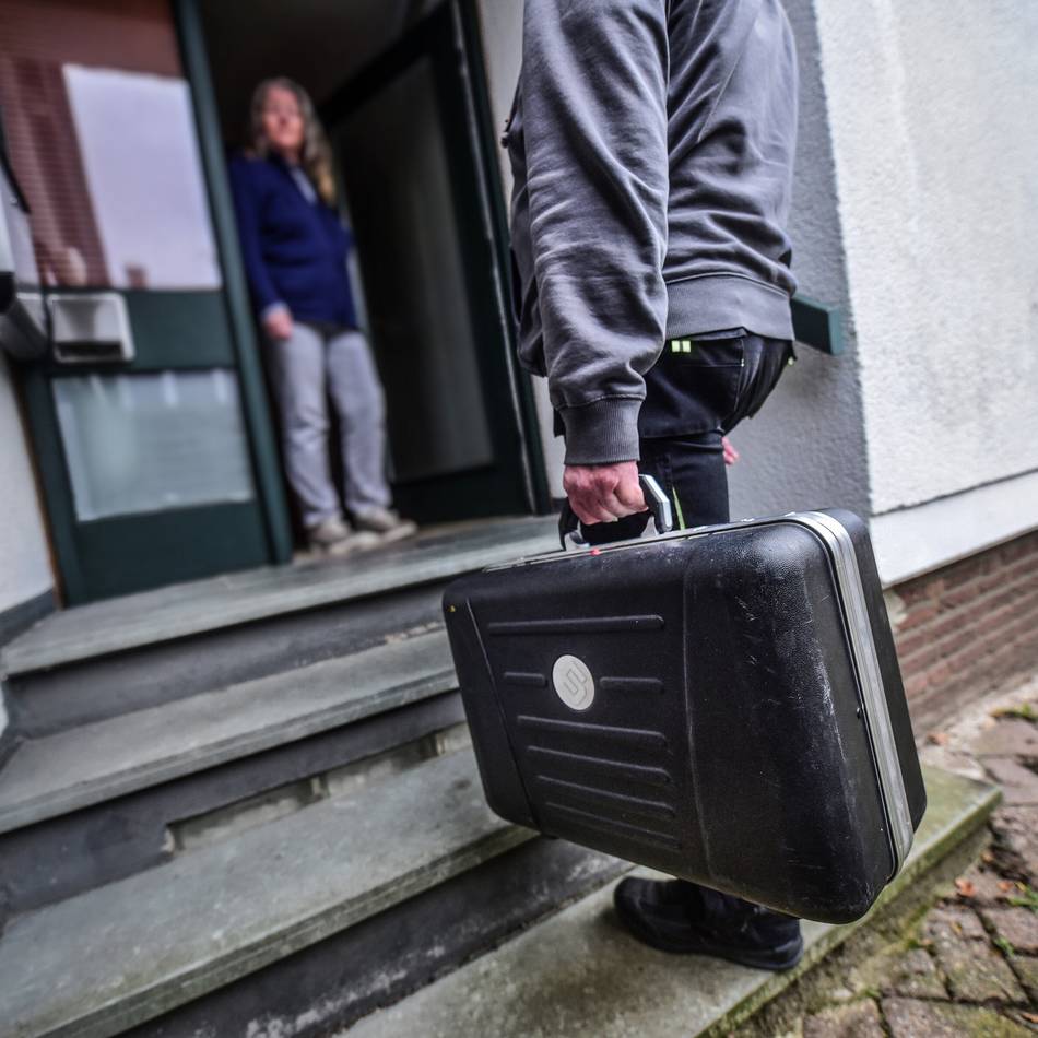 Polizei fahndet mit Täterbeschreibung: Falsche Wasserwerker bestehlen 86-Jährige in Meerbusch