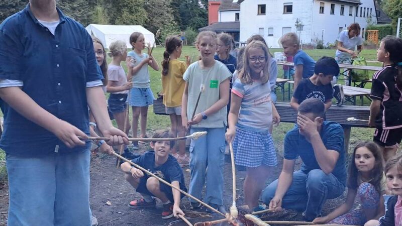 Evangelische Gemeinde in Kaarst: Töpfern, Yoga, Seniorentisch – Kirche als dritter Ort
