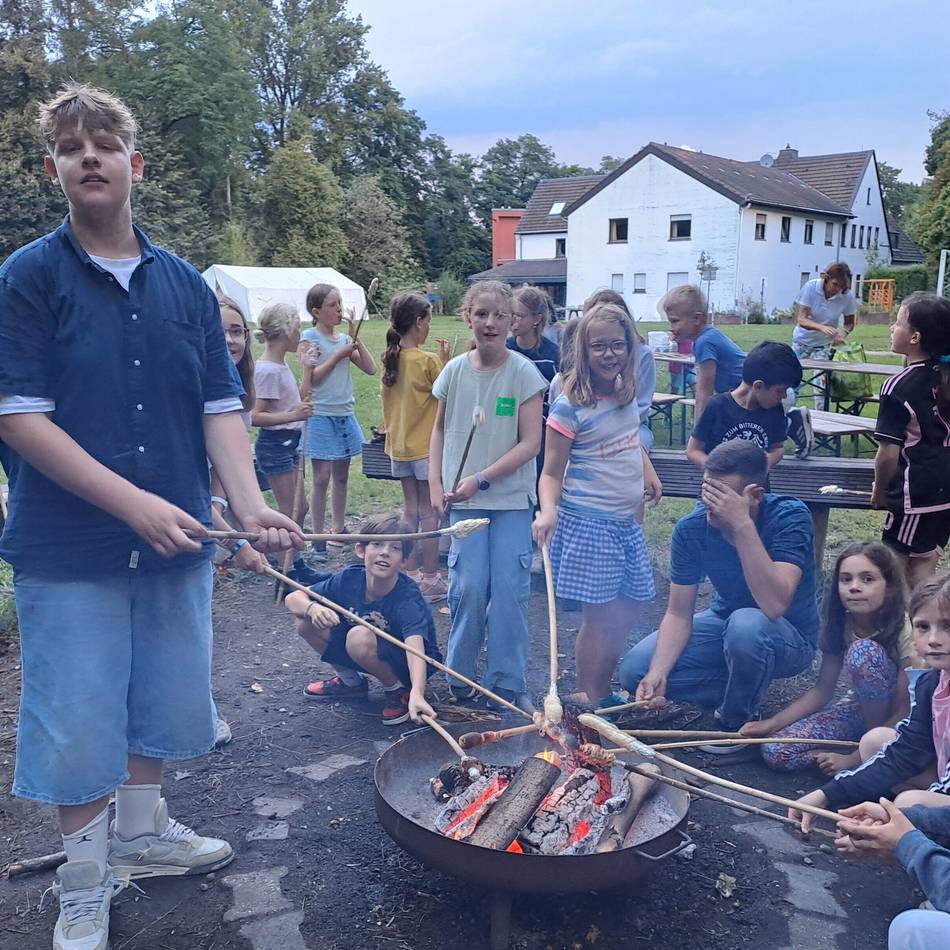 Evangelische Gemeinde in Kaarst: Töpfern, Yoga, Seniorentisch – Kirche als dritter Ort