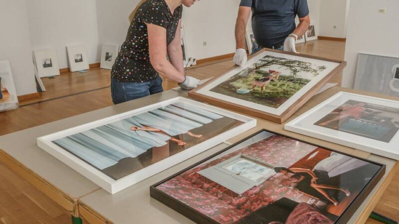 „Mehr als ein Fragezeichen hinter Schönheitsideale“: Gocher Museum zeigt 24 Künstlerinnen vor und hinter der Kamera