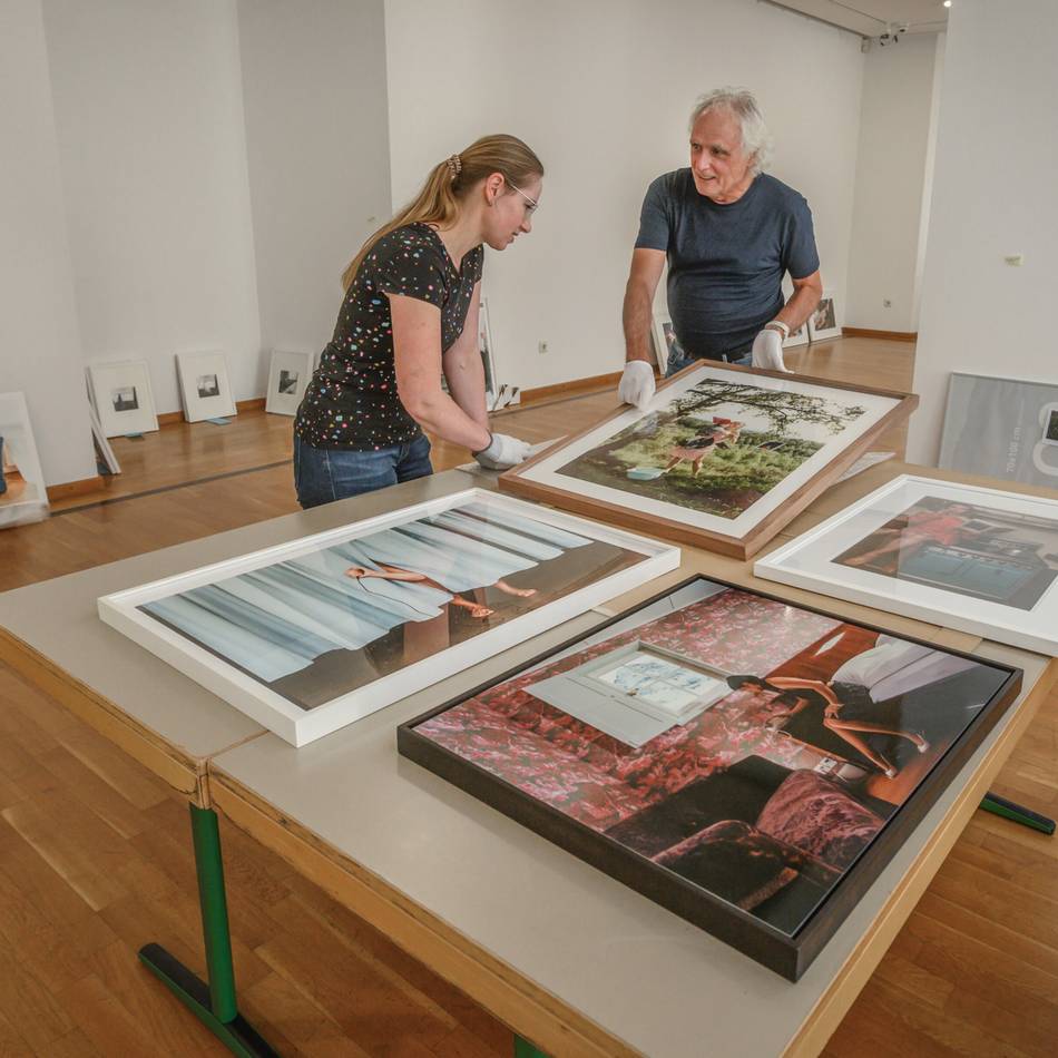 „Mehr als ein Fragezeichen hinter Schönheitsideale“: Gocher Museum zeigt 24 Künstlerinnen vor und hinter der Kamera