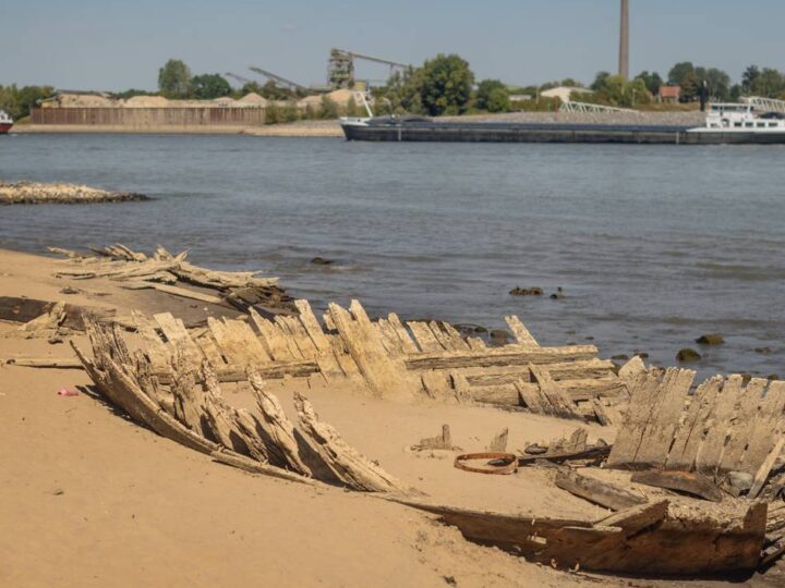 Keine Handvoll Wasser unterm Kiel: Debatte um Vertiefung der Rhein-Fahrrinne wegen Rekord-Niedrigwasser