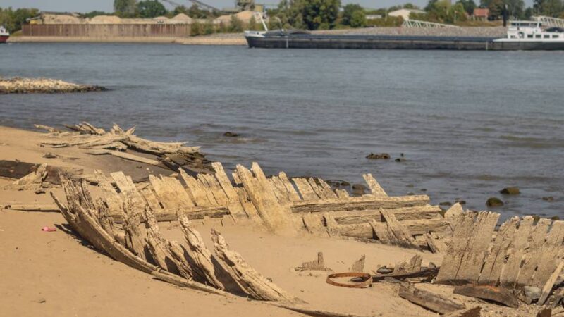 Keine Handvoll Wasser unterm Kiel: Debatte um Vertiefung der Rhein-Fahrrinne wegen Rekord-Niedrigwasser