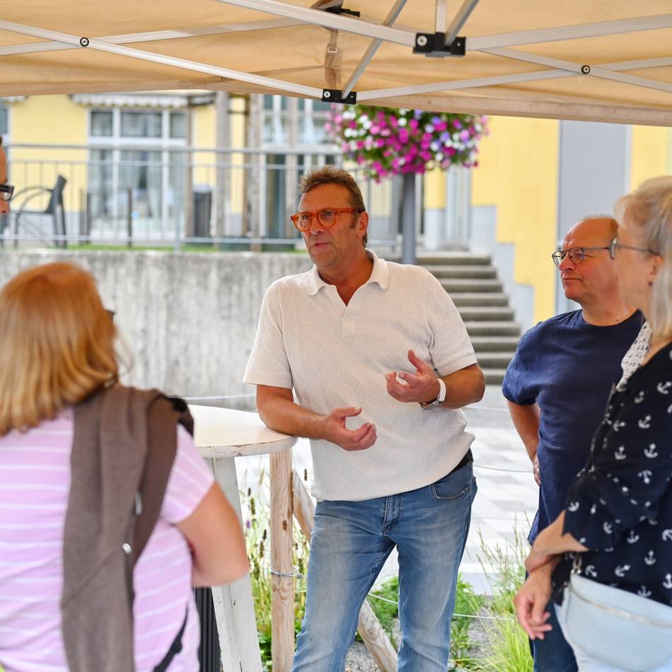 Feierabendmarkt in Hückeswagen: Die einen haben Spaß, die anderen Sorgenfalten