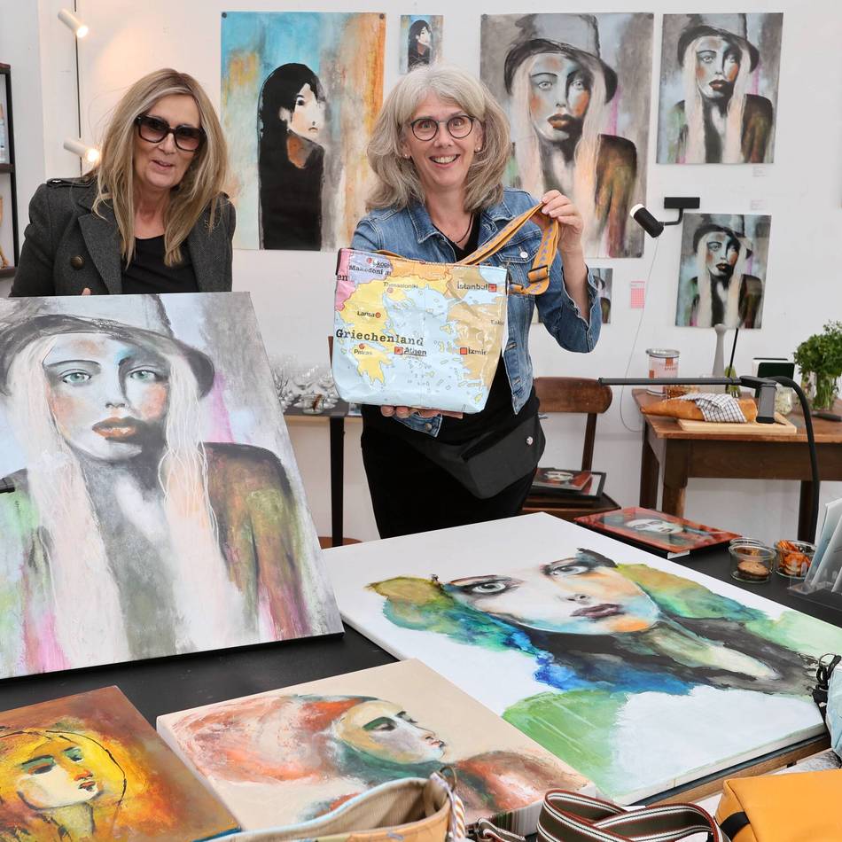 Kunst aus zwei Welten: Leverkusener Ausstellung verbindet Porträts und Lederkunst