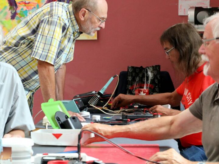 Schneiderin verstärkt das Team: Repair-Café Xanten bietet jetzt auch Hilfe beim Nähen an