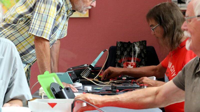 Schneiderin verstärkt das Team: Repair-Café Xanten bietet jetzt auch Hilfe beim Nähen an