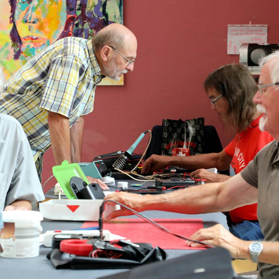 Schneiderin verstärkt das Team: Repair-Café Xanten bietet jetzt auch Hilfe beim Nähen an