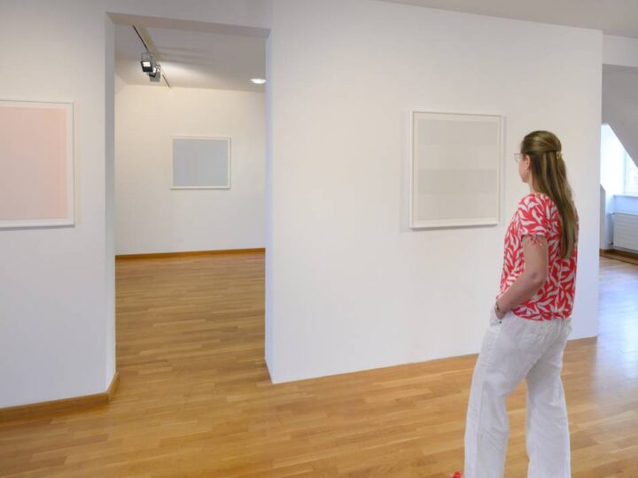 Ausstellung im Museum Goch: Ein Hauch von Farbe in Weiß