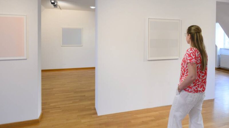 Ausstellung im Museum Goch: Ein Hauch von Farbe in Weiß